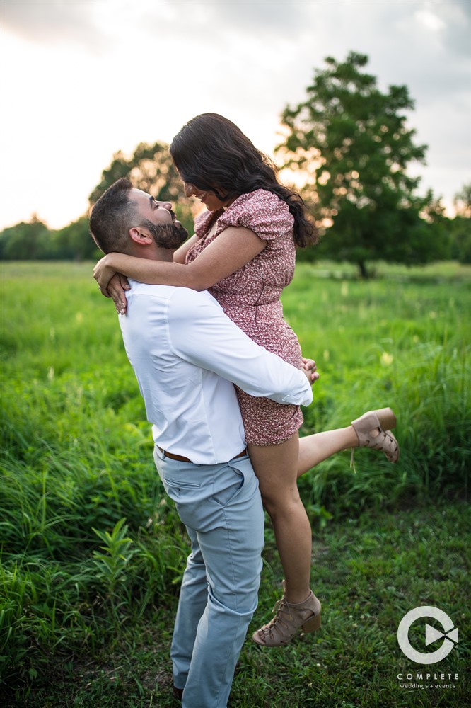 engagement picture in grass
