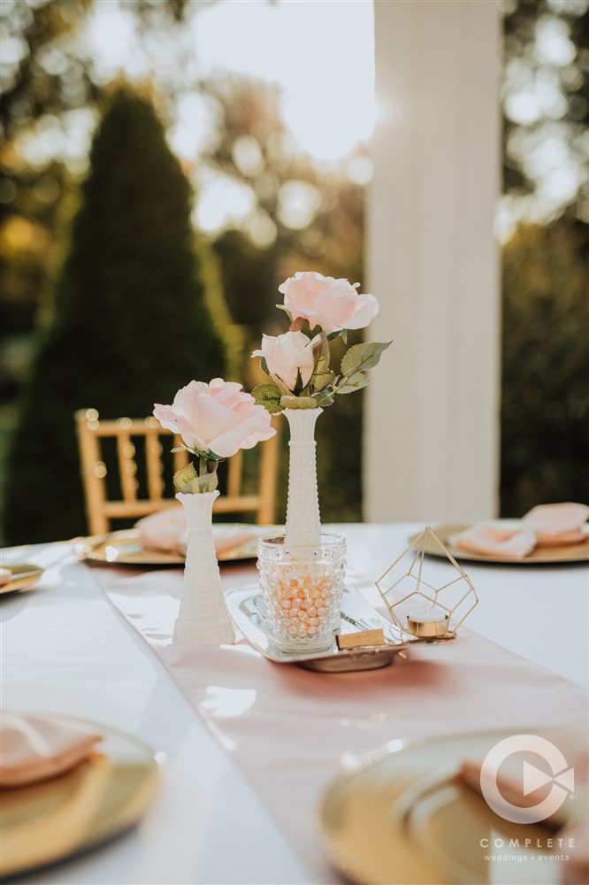 table centerpieces with gold and pink roses