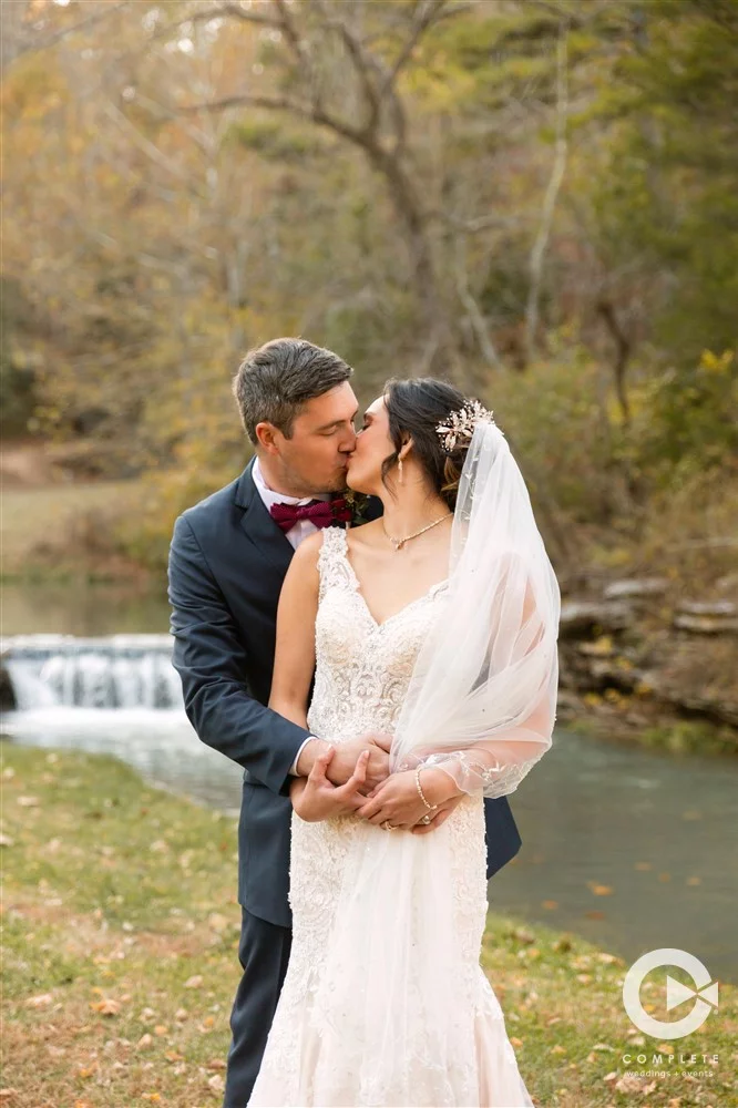 Dogwood Canyon wedding venue couples pictures