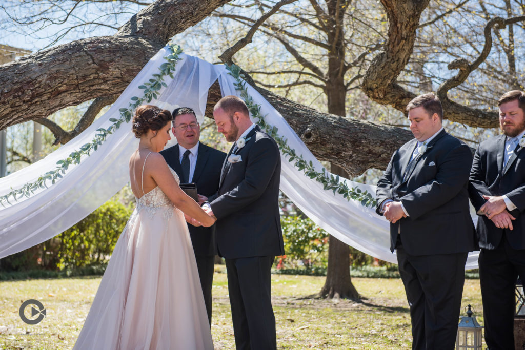 outdoor wedding ceremony photo - shot by Noah