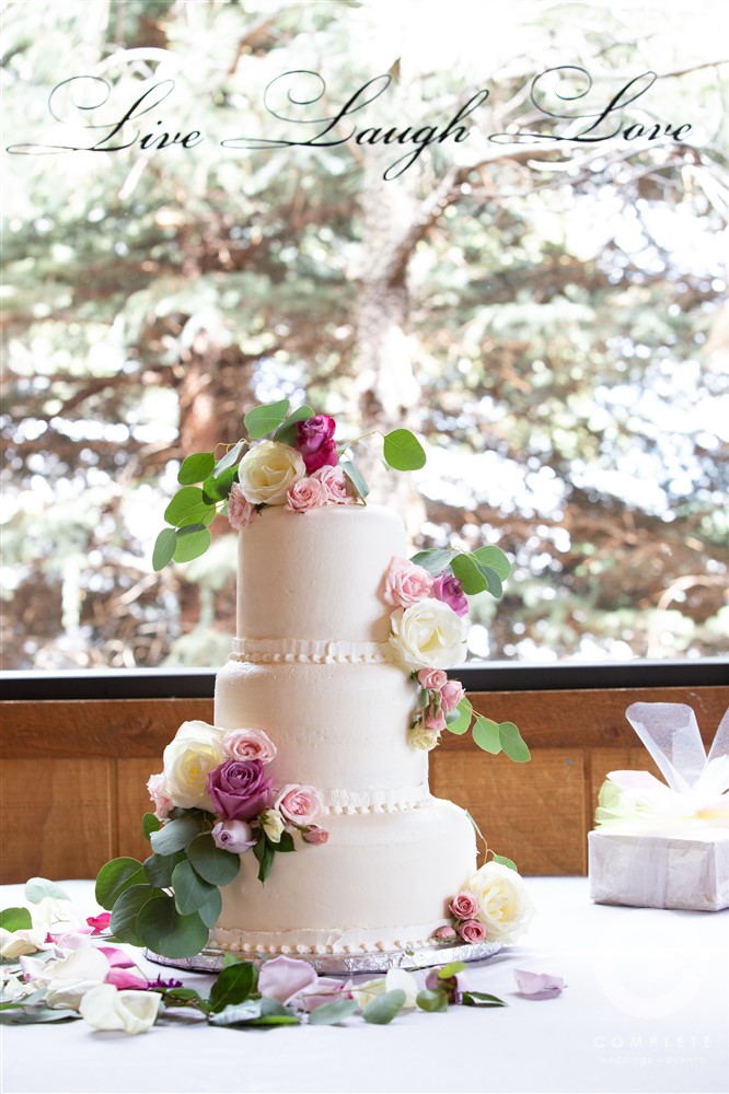 Wedding Cake Trends and Flowers