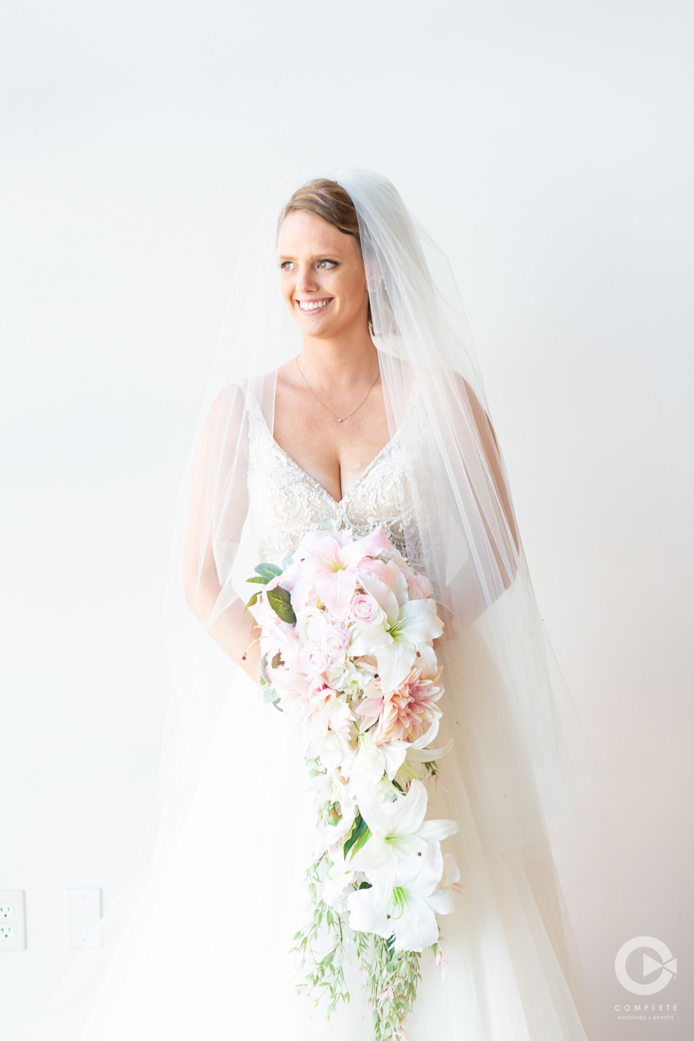 bride with pink and white flowers