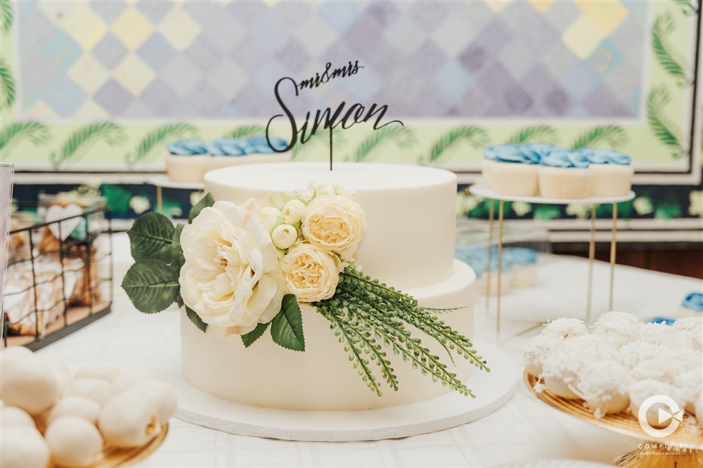 simple sophisticated wedding cake
