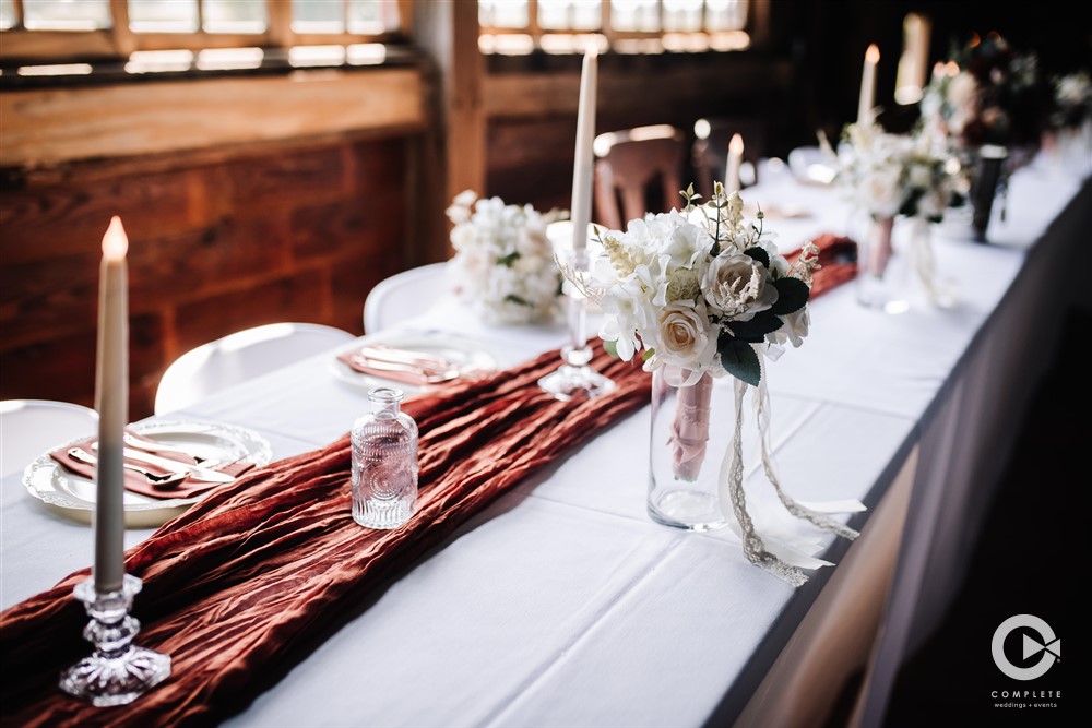 table details, battery-powered candles at heatable