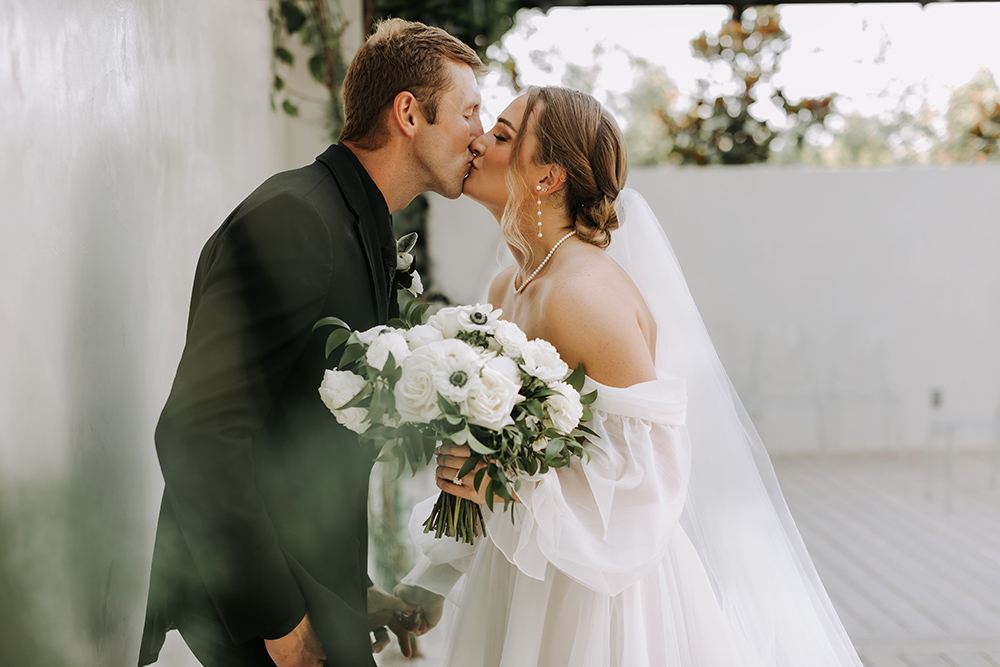 kissing with classic veil