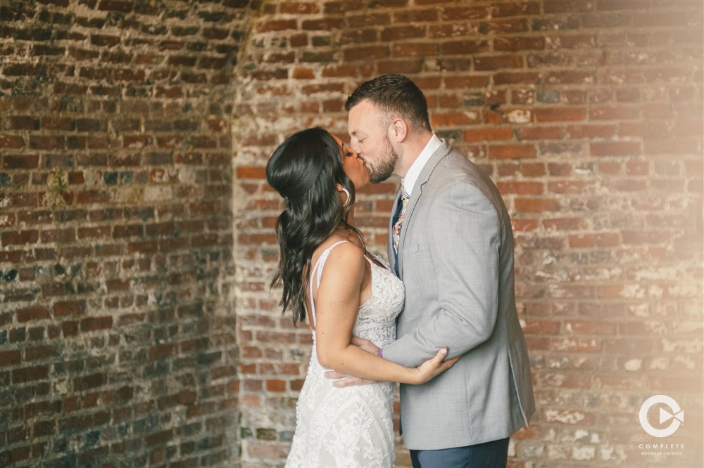 Interested in creating a wedding website for your [complete_market] wedding? We have the differences between wedding websites and what to include!